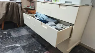 Cómoda blanca de madera