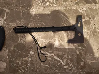 Hacha Tomahawk Negra con Funda