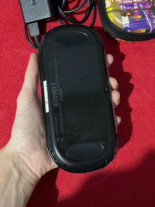 Sony PS Vita + Caricabatterie e Custodia