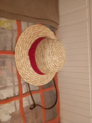 Gorro de paja con cinta roja