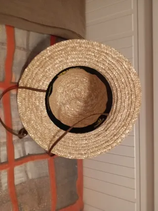 Gorro de paja con cinta roja