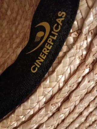 Gorro de paja con cinta roja