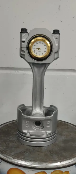 Reloj de pistón y biela. Números romanos.