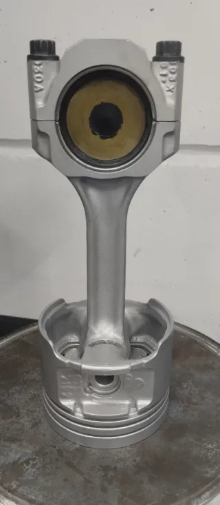 Reloj de pistón y biela. Números romanos.