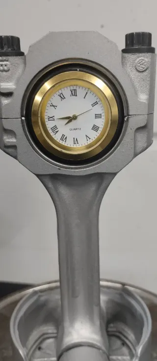 Reloj de pistón y biela. Números romanos.