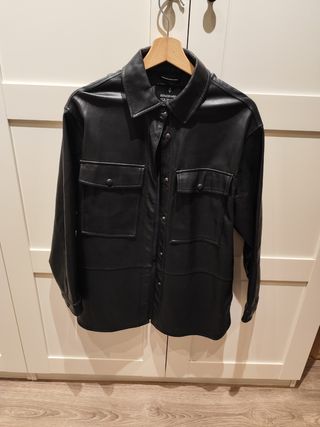 Chaqueta efecto piel Stradivarius Talla XS