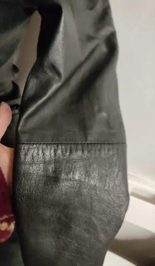 Chaqueta Larga de Piel Genuina Entallada. Negra