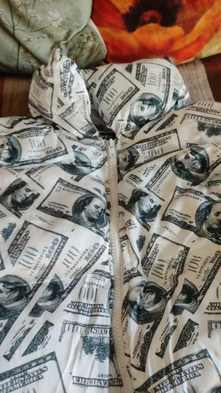 Piumino corto stampa banconote