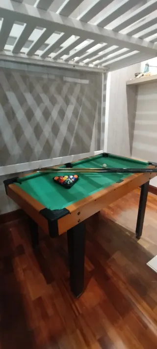 Mesa de billar con accesorios.