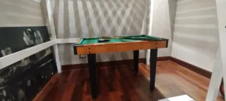 Mesa de billar con accesorios.