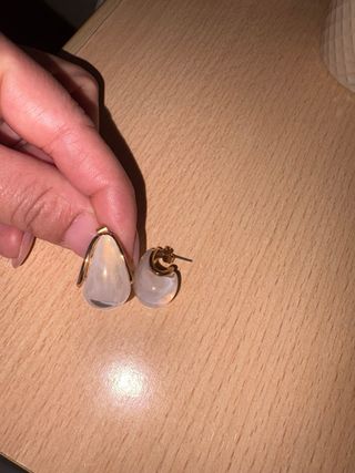 Pendientes dorados con detalles blancos