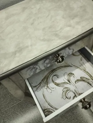 Mesita auxiliar vintage con cherubines