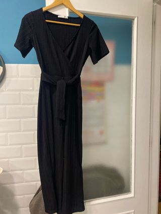 Mono negro con cinturón