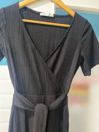 Mono negro con cinturón