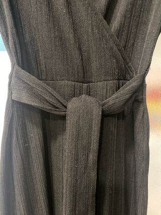 Mono negro con cinturón