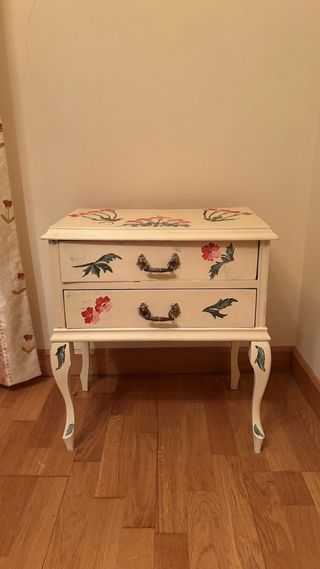 Mesilla de noche vintage con flores
