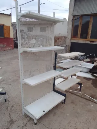 Estanterías metálicas y de una grande y dos  peque