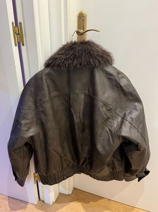 Cazadora efecto piel cuello pelo marrón