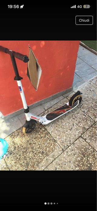 Monopattino bianco con ruote