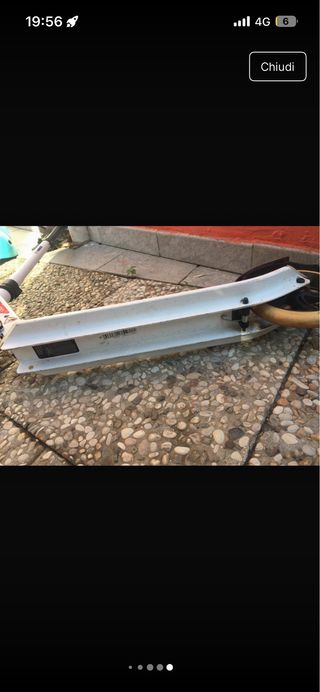 Monopattino bianco con ruote