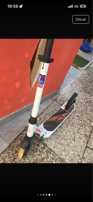 Monopattino bianco con ruote