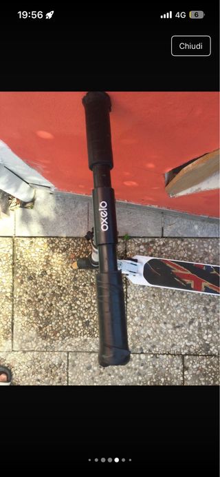 Monopattino bianco con ruote