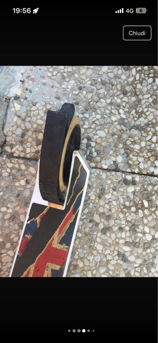 Monopattino bianco con ruote