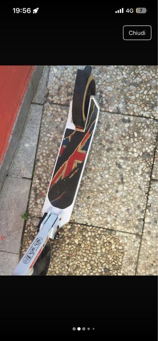 Monopattino bianco con ruote