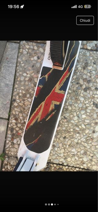 Monopattino bianco con ruote