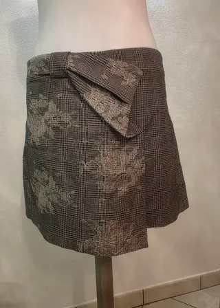 Gonna pantaloni a quadri con fiocco e ricamo