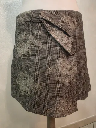 Gonna pantaloni a quadri con fiocco e ricamo