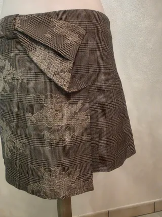 Gonna pantaloni a quadri con fiocco e ricamo