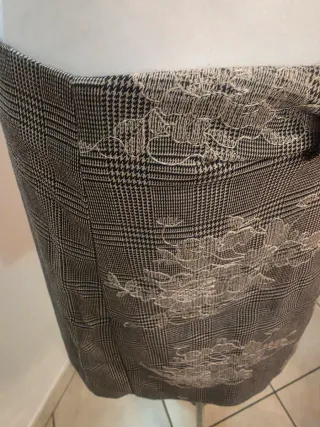 Gonna pantaloni a quadri con fiocco e ricamo