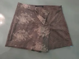 Gonna pantaloni a quadri con fiocco e ricamo