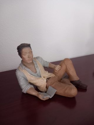 Figura cerámica hombre leyendo