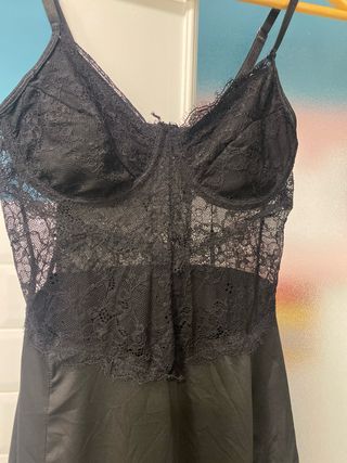 Vestido lencero negro con encaje