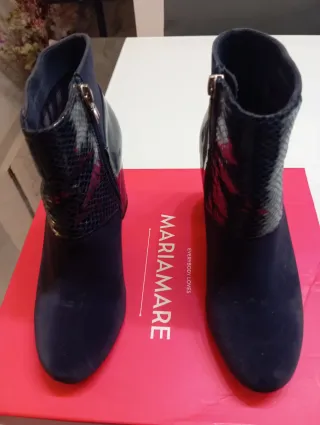 Botines Mariamare azul oscuro y detalle en piel.