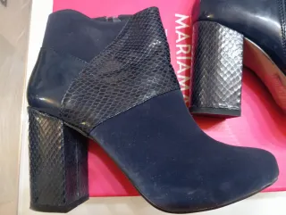 Botines Mariamare azul oscuro y detalle en piel.