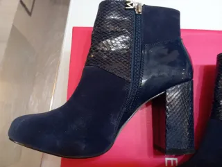Botines Mariamare azul oscuro y detalle en piel.