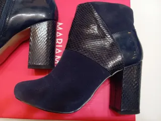 Botines Mariamare azul oscuro y detalle en piel.