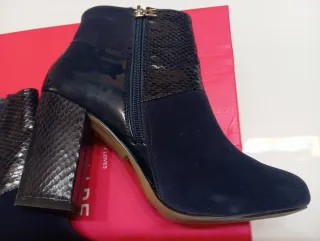 Botines Mariamare azul oscuro y detalle en piel.