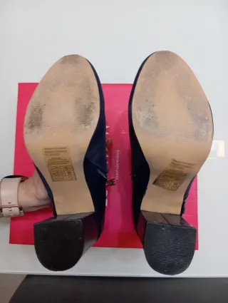 Botines Mariamare azul oscuro y detalle en piel.