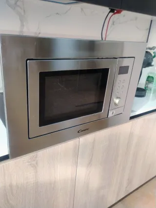 Microondas Candy integrable 20L