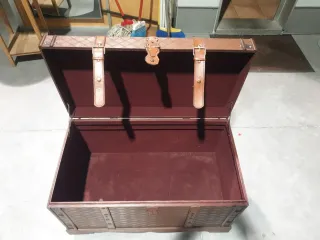 Baúl antiguo de cuero y madera