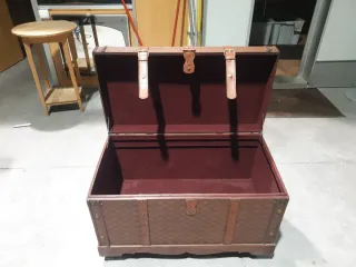 Baúl antiguo de cuero y madera