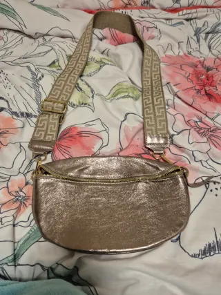 Bandolera de piel dorada