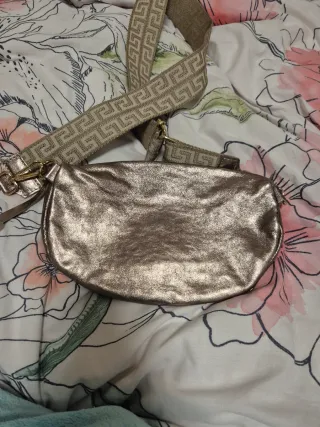 Bandolera de piel dorada