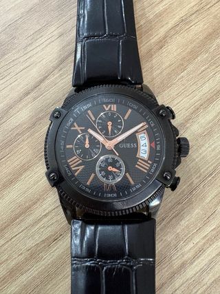Elegante reloj Guess Cronógrafo Negro y Dorado