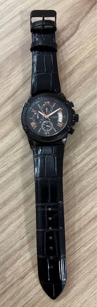Elegante reloj Guess Cronógrafo Negro y Dorado
