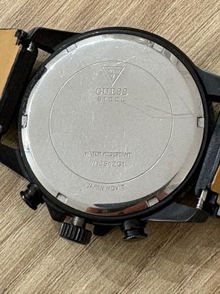 Elegante reloj Guess Cronógrafo Negro y Dorado